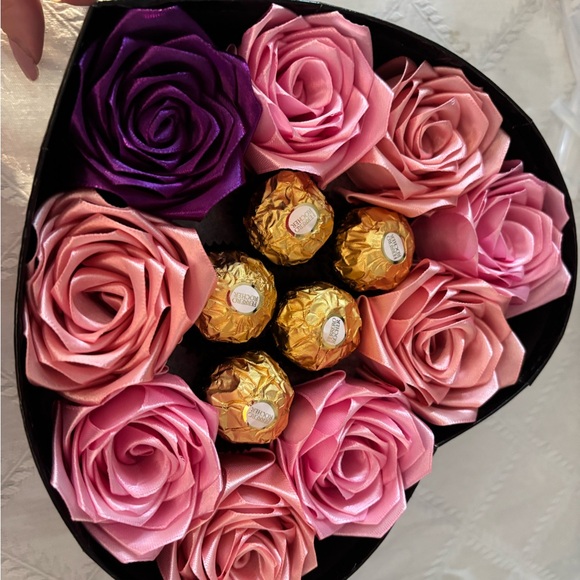 Valentine box with eternal roses and chocolate - Picture 6 of 9